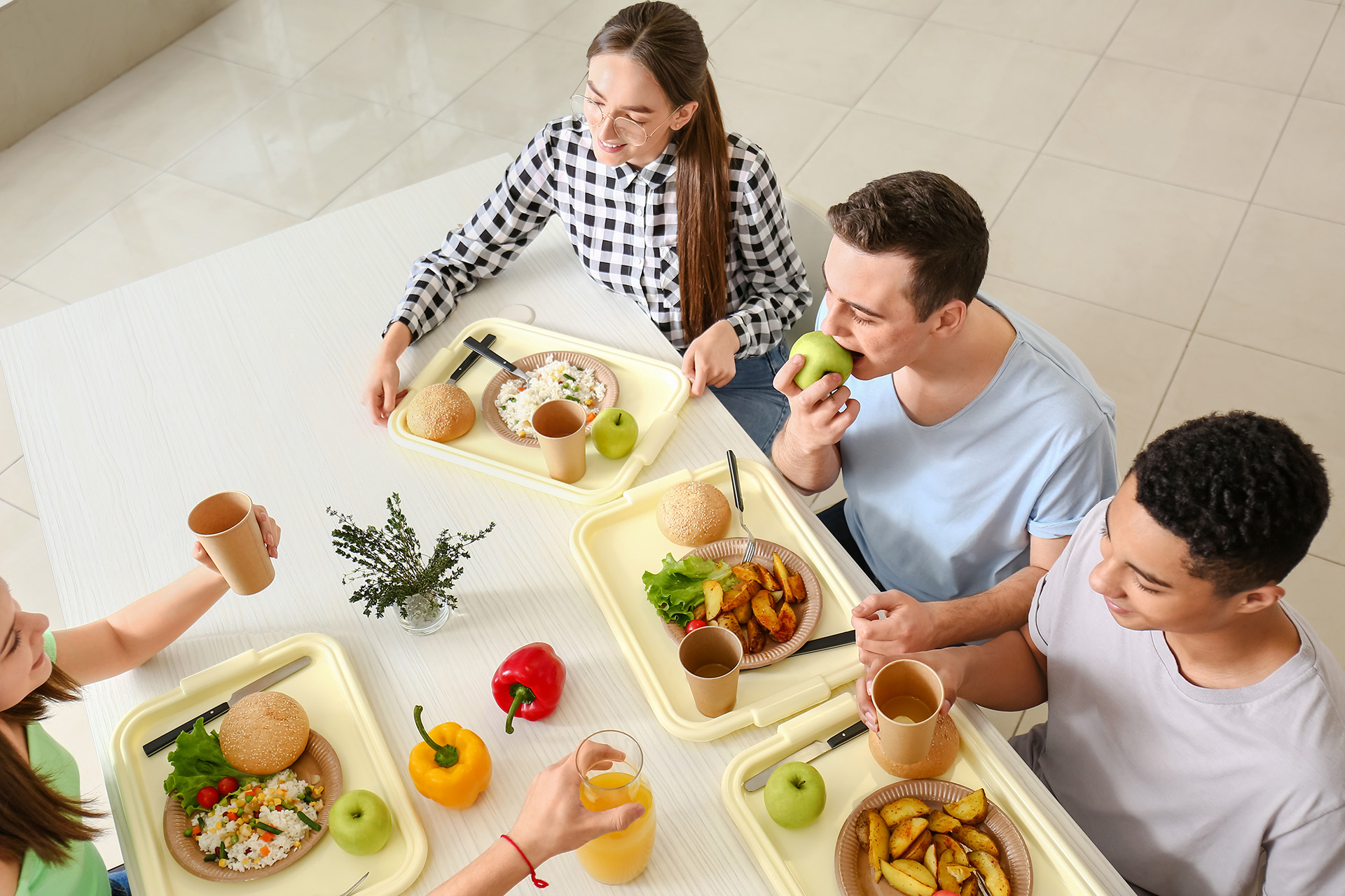 Studenti in mensa durante il pranzo