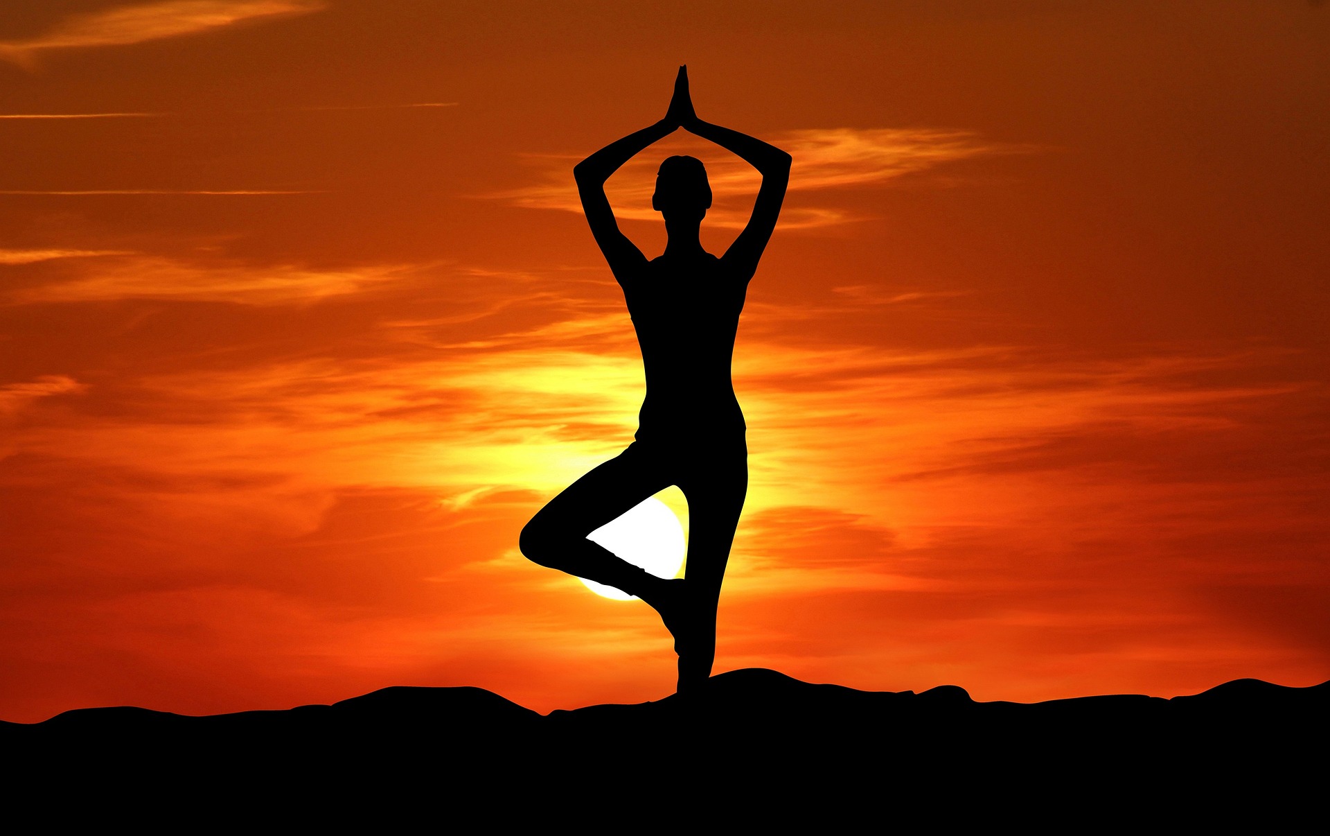 Pixabay: yoga al tramonto
